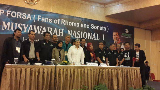 Surya Aka diantara para peserta Munas I Forsa berfoto bersama. 