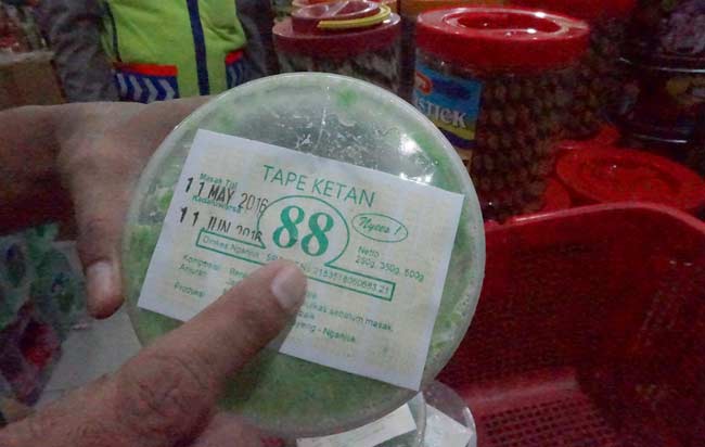 Petugas memergoki tape yang sudah kadarluasa masih dipajang. foto: RONY S/ BANGSAONLINE