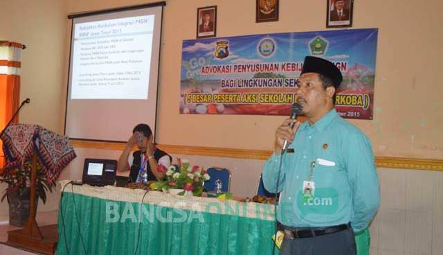Kepala MTs Negeri Tuban ketika membuka seminar bebas narkotika di hadapan tamu undangan, dewan guru dan siswa. foto: suwandi/ BANGSAONLINE