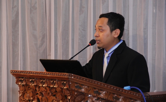 Mohammad Mukhrojin saat presentasi dalam sidang terbuka program Doktor Ilmu Administrasi Publik Pasca Sarjana Universitas 17 Agustus 1945 Surabaya. foto : istimewa.