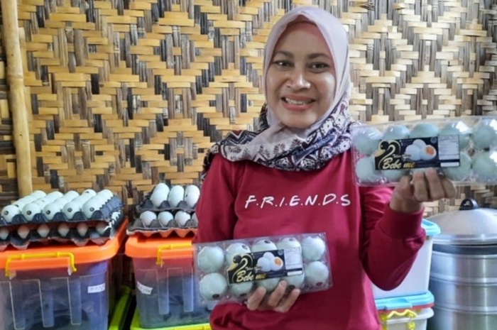 Mey Meawathie memperlihatkan produk telur asin yang ia kelola.