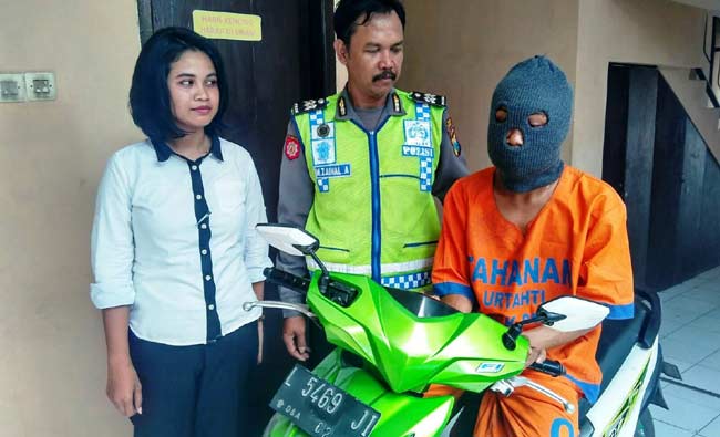 Maling apes yang nyonyor dimassa warga Sedati Gede. foto: catur andy/ BANGSAONLINE
