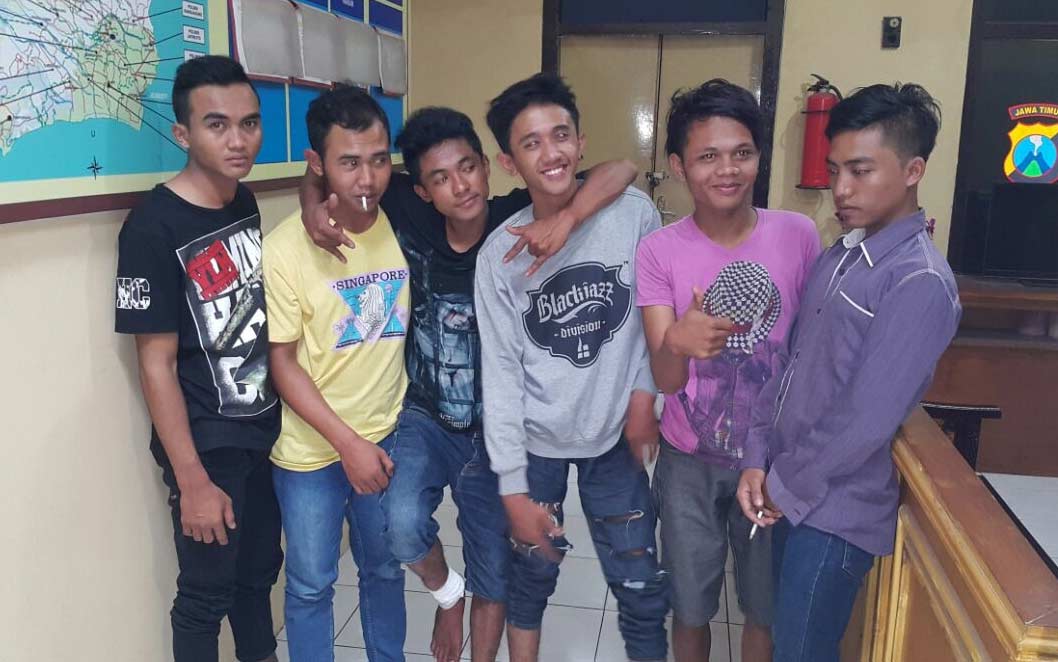 Enam ABG yang ditangkap lantaran melakukan perampokan. foto: BANGSAONLINE