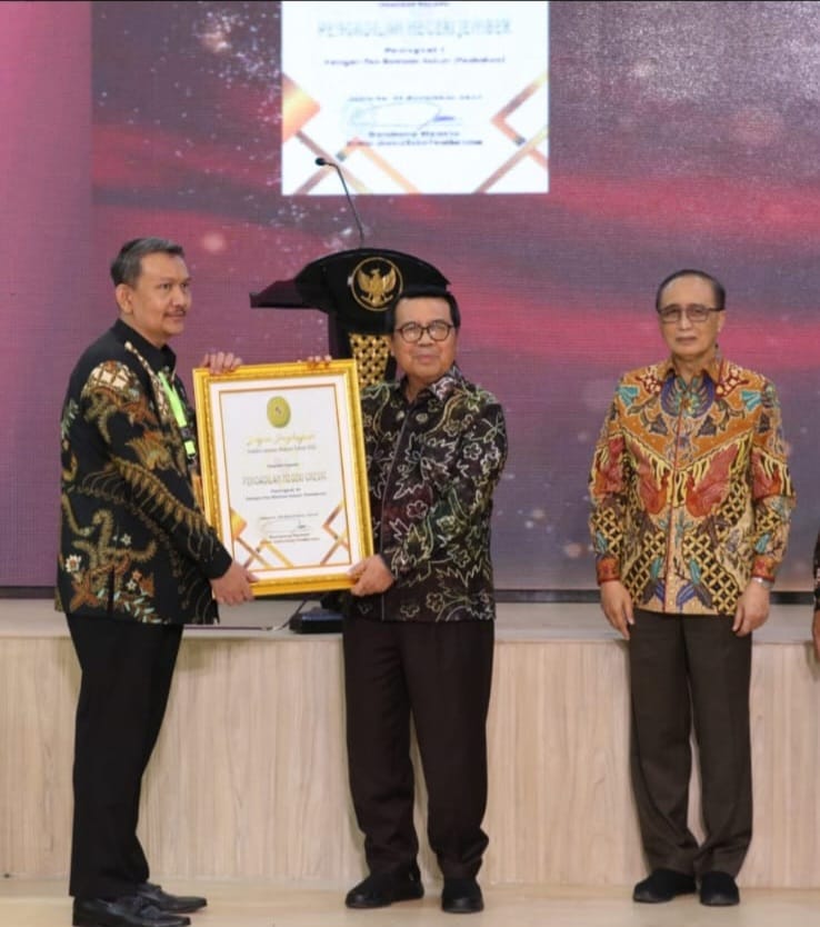 Ketua MARI Prof. Dr. H. Muhammad Syarifuddin, SH.,MH memberikan piagam penghargaan peringkat 3 lomba Posbakum tingkat nasional pada Ketua PN/PHI Gresik, Agus Walujo Tjahjono, SH., MHum. (FOTO: ist)