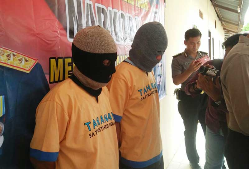 Kedua pelaku saat dirilis di Mapolres Tuban.