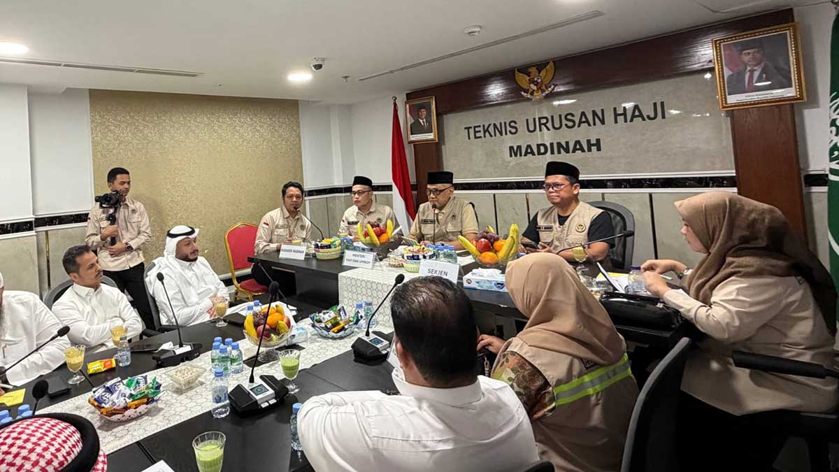 Menhaj Gus Irfan ketika bersama 23 pimpinan perusahaan katering penyedia konsumsi jemaah haji Indonesia di Madinah. Foto: MCH 2026