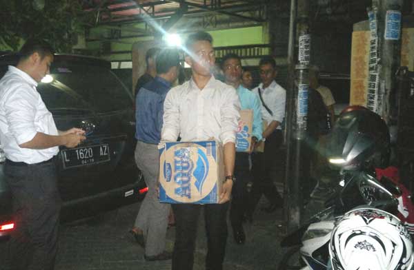 Polisi sedang mengangkut BB miras dari home industry di Perumahan Angkatan Laut (AL) Jala Griya  Desa Karang Tanjung Kecamatan Candi, tadi malam. foto : nanang ichwan/BANGSAONLINE