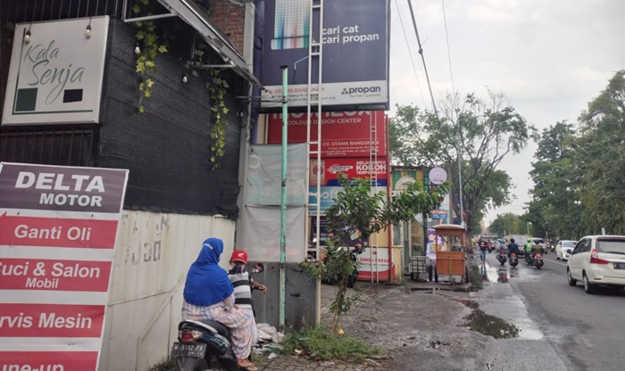 Aksi pencurian dengan pemberatan (curat) pada siang hari terjadi di Toko Material Utama Bangunan Jati Cemengkalang No 78 atau dekat Mapolresta Sidoarjo.