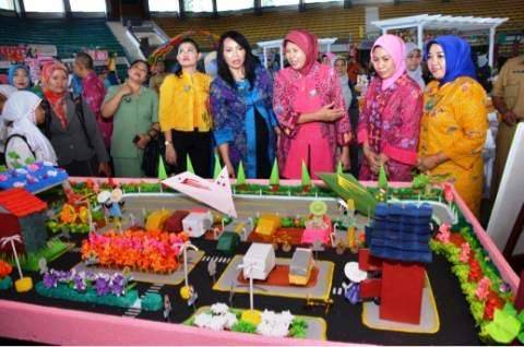 Sri Wahyuni, Ketua JOC, mendampingi istri Kasdam V Brawijaya, melihat-lihat origami hasil karya ibu-ibu PKK. (foto: yudi indrawan/BANGSAONLINE)