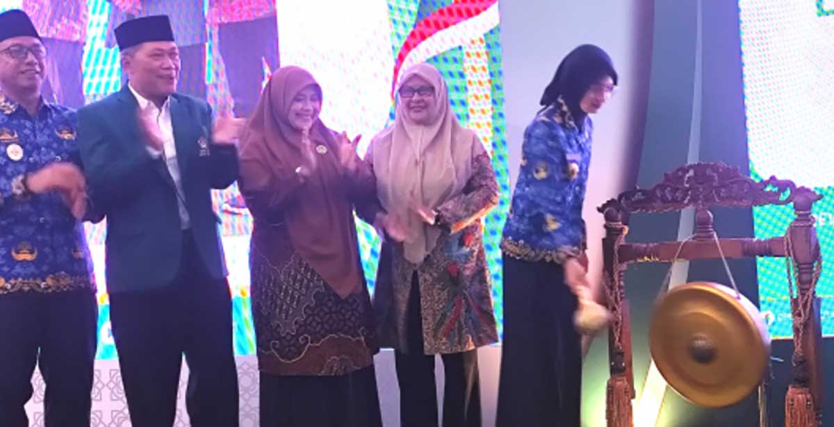 Wali Kota Kediri saat membuka Musda ke-VII DPD LDII yang ditandai dengan memukul gong. Foto: Ist