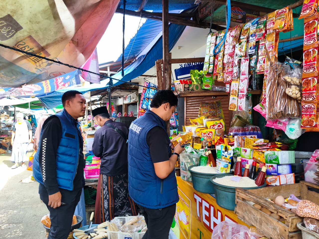 Satgas Saber Polres Bangkalan saat sidak stok dan harga bahan pokok di pasar