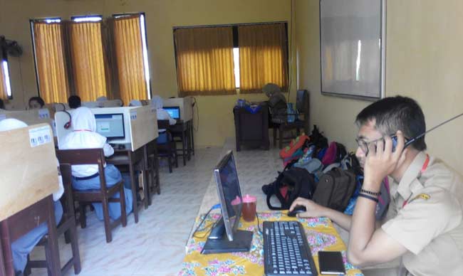 Peserta UNBK di Sumenep tengah serius menjawab soal ujian. foto: rahmatullah/ BANGSAONLINE