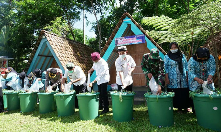 Bupati Abdullah Azwar Anas saat melakukan panen ikan. (foto: ist)