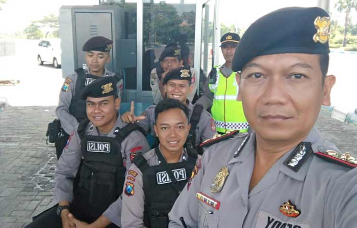 Kasat Sabhara Polresta Sidoarjo Kompol Deddy Iskandar beserta anggotanya.
