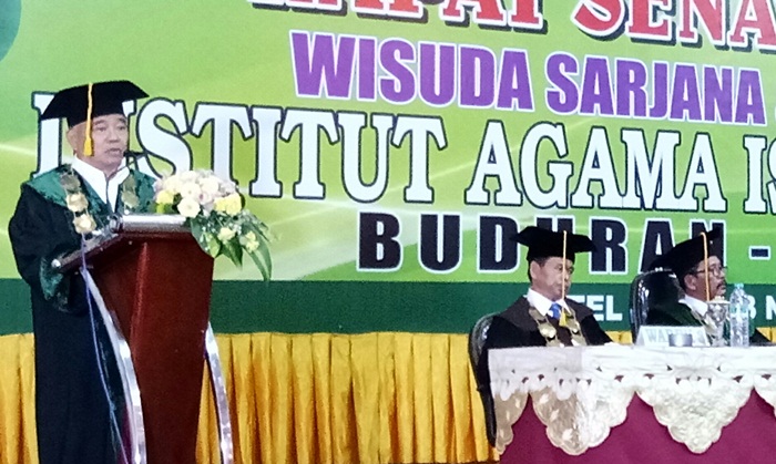 Rektor IAI Al Khoziny Buduran Sidoarjo Dr. KH. Asep Syaifuddin Chalim, MA saat sambutan.