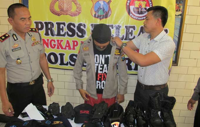 Polisi gadungan (tengah) yang dibekuk anggota Polsek Krian.