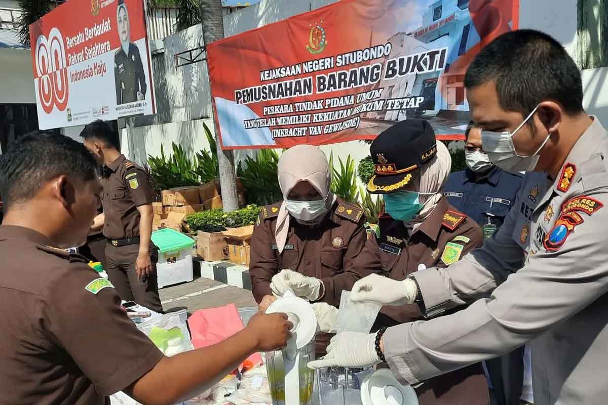 Proses pemusnahan barang bukti narkoba jenis sabu dan ganja kering di halaman Kejaksaan Negeri Situbondo, Rabu (13/8/2025). Foto: Antara.