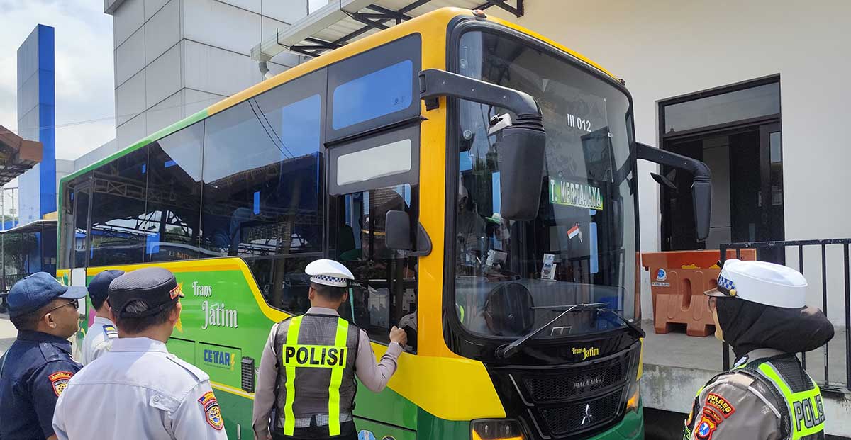 Petugas dari Satlantas Polres Gresik bersama tim gabungan saat memeriksa kelaikan armada Transjatim. Foto: Ist