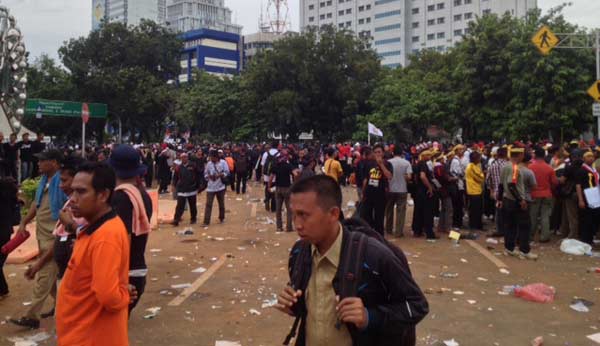 BERTAHAN: Aksi ribuan guru di depan istana presiden. foto: rakisa/ BANGSAONLINE