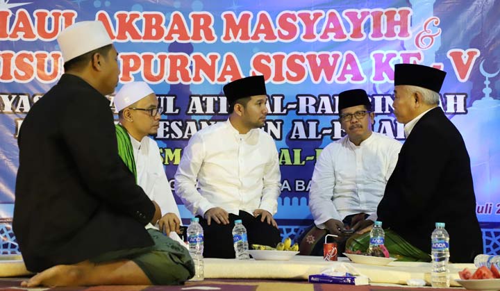 Wagub Jatim Emil Elestianto Dardak saat menghadiri Haul Masyayih dan Wisuda Purna Siswa V di SMP dan SMA Pondok Pesantren Al Falah Yayasan Baitul Atiq Ar Rahbiniyah, Dusun Baeler, Desa Lombang Dajah, Kecamatan Blega, Kabupaten Bangkalan. foto: ist