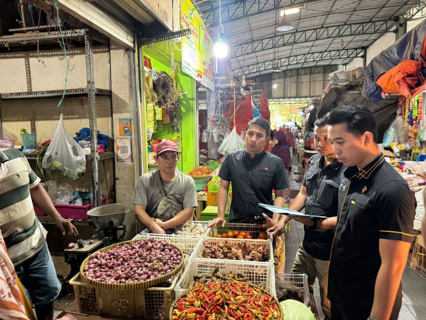 Satgas Pangan Polres Gresik saat mengecek harga bahan pokok di Pasar Baru Gresik. foto: ist.