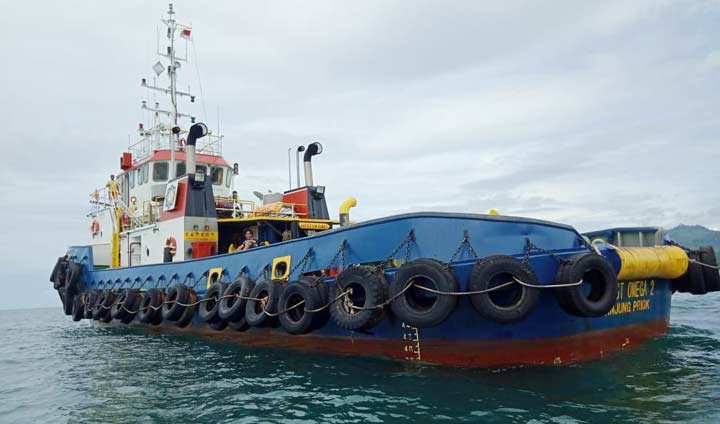 Kapal Tongkang pengangkut ribuan ton batu bara yang terdampar lantaran mesin rusak.