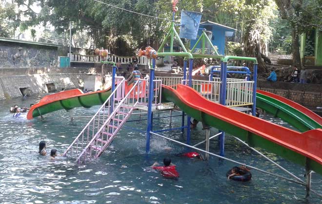 Kolam renang wisata Bektiharjo di Kecamatan Semanding. foto: SUWANDI/ BANGSAONLINE