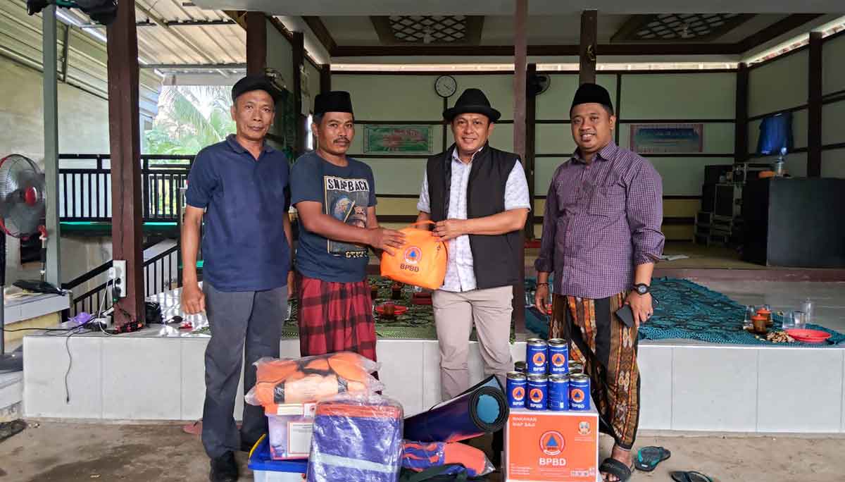Wakil Bupati Pamekasan Sukriyanto saat menyalurkan bantuan secara simbolis kepada korban terdampak puting beliung.