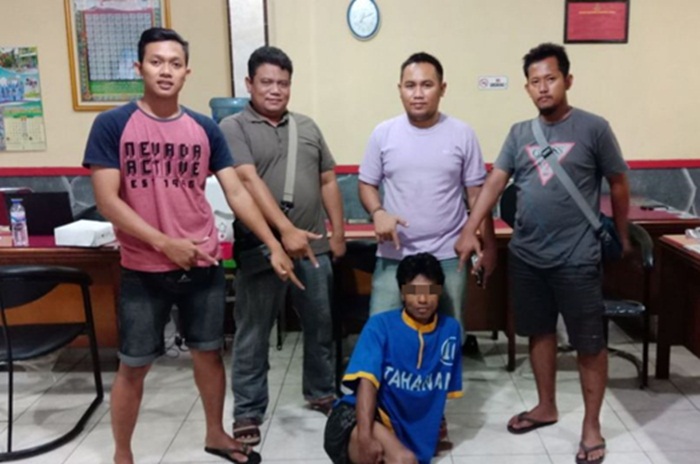 Tersangka buron saat dikeler Tim Sakera di kantor Polres Pasuruan.