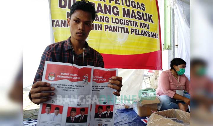 Salah satu surat suara yang rusak akibat sobek di salah satu titik.