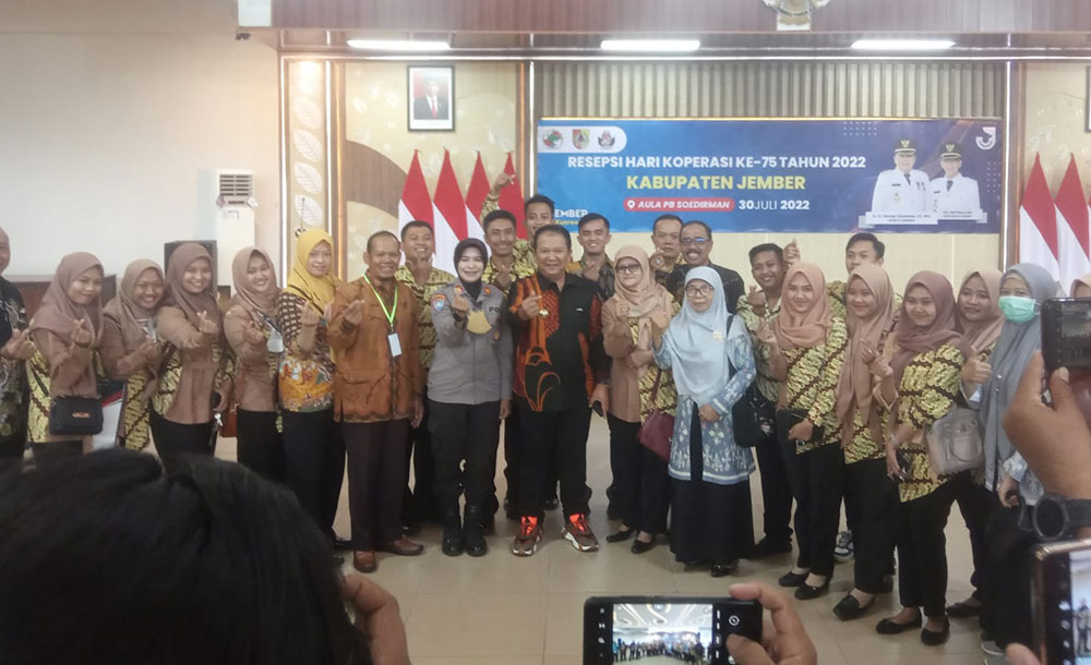 Bupati Jember Hendy Siswanto saat menghadiri Resepsi Hari Koperasi ke-75 di Aula PB Soedirman, Jember, Sabtu (30/7/2022).