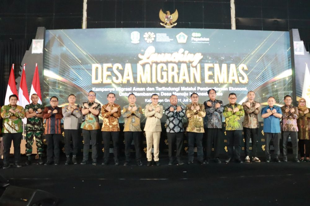 Menteri PPMI Abdul Kadir bersama Bupati Fandi Akhmad Yani, dan Wabup Asluchul Alif serta pejabat Forkopimda saat peluncuran program Desa Migran EMAS. Foto: Ist.