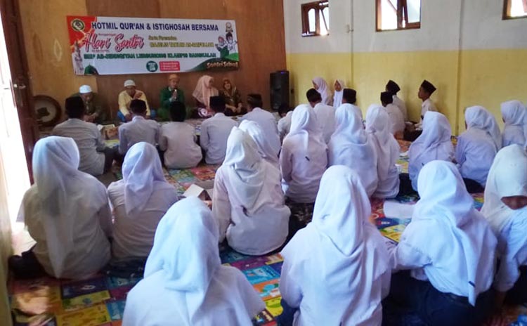 Peringatan HSN serta peresmian Majelis taklim As-Saifulloh, di Aula SMP As-Siddiqiyah Desa Lergunong Kecamatan Klampis, Bangkalan, Kamis (22/10).