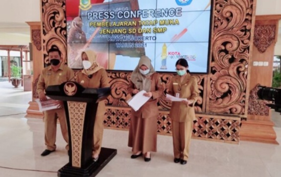 Wali Kota Mojokerto Ika Puspitasari saat konferensi pers mengumumkan dimulainya pembelajaran tatap muka.