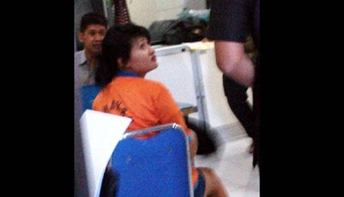 Fany saat diinterogasi petugas. (foto: rusmiyanto/BANGSAONLINE)