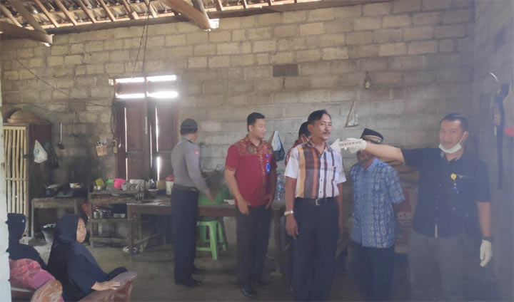 Polisi melakukan olah TKP di rumah korban.