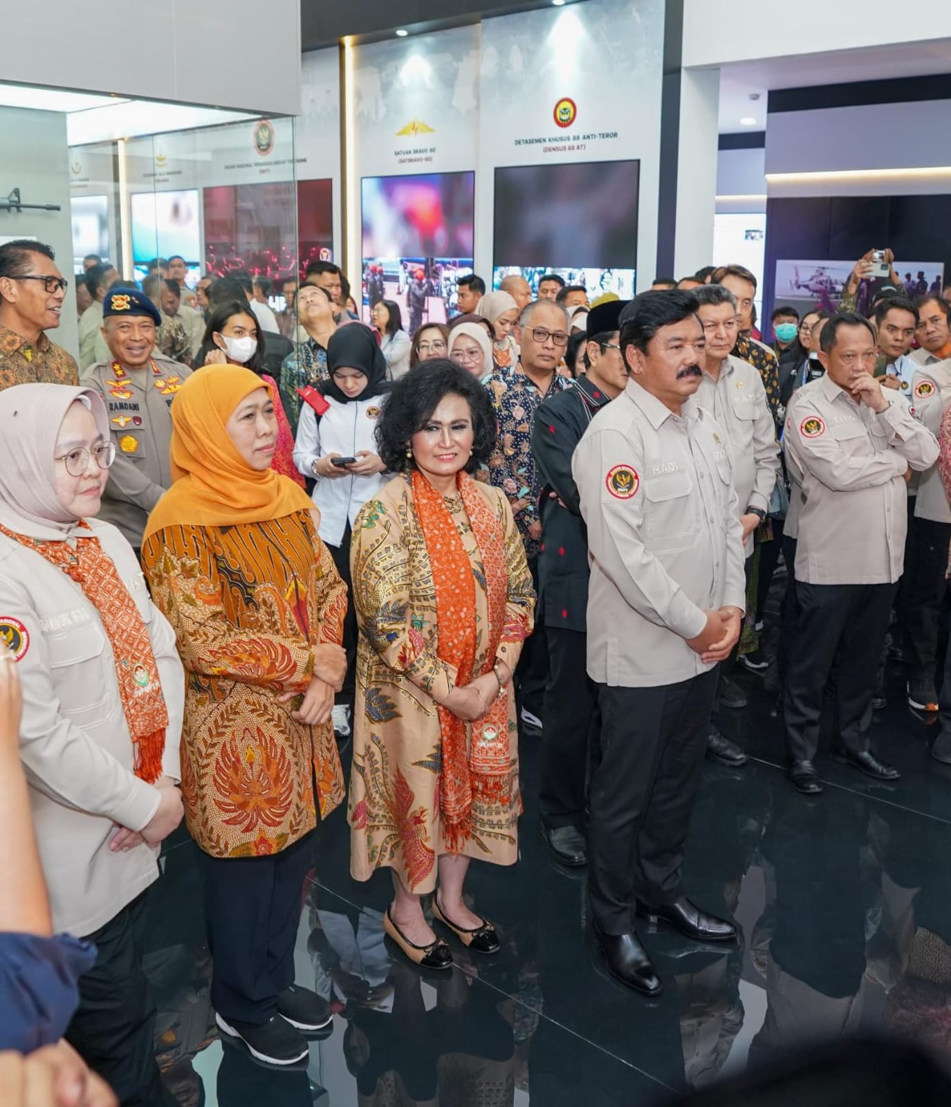 Terima Pin Emas BNPT 2024, Khofifah Ajak Masyarakat Perangi Paham Radikal dan Terorisme