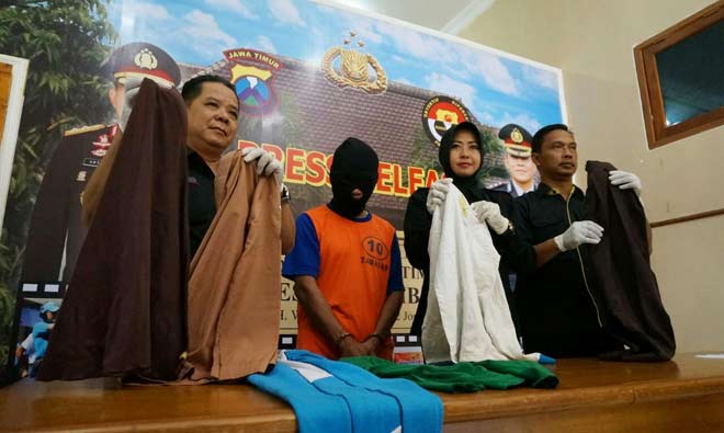 Polisi menunjukkan barang bukti dan tersangka oknum guru olahraga cabul.
foto:  RONY S/BANGSAONLINE