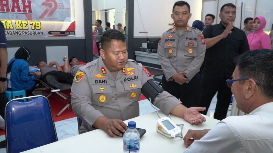 Kapolres Pasuruan AKBP Jazuli Dani saat mengikuti donor darah 