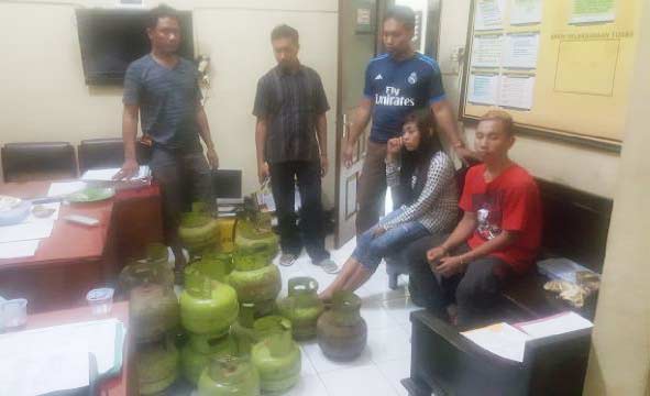 Pelaku beserta barang bukti tabung gas LPG ukuran 3 Kg. foto: TRI SUSANTO/ BANGSAONLINE