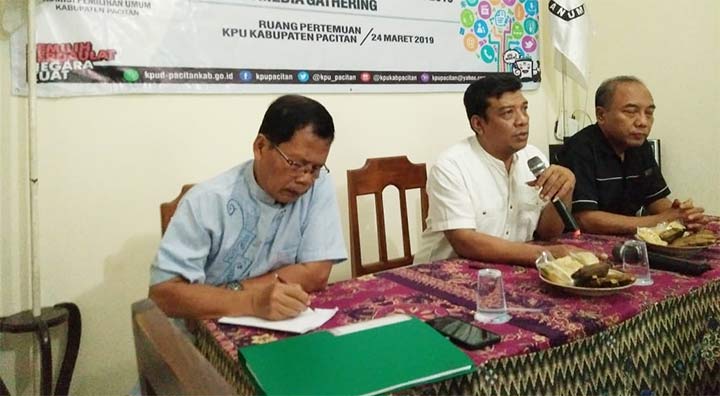 Damhudi, Ketua KPU Pacitan. foto: YUNIARDI S/ BANGSAONLINE