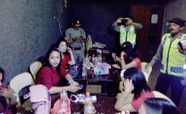 Para purel sedang diperiksa identitasnya. foto: SUWANDI/ BANGSAONLINE
