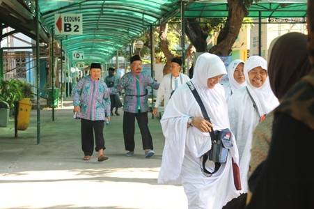 Jemaah calon haji Embarkasi Surabaya berjalan menuju masjid Asrama Haji Surabaya untuk melaksanakan salat Ashar, Minggu (31/8). foto: nur faishal/Bangsa Online