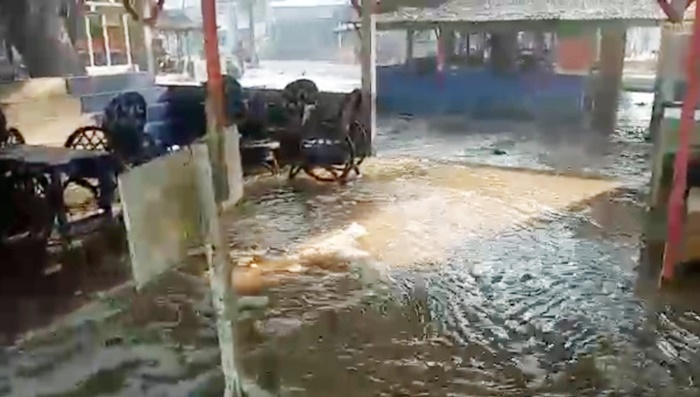 Air laut menerjang bibir pantai hingga masuk ke warung-warung yang berada di pinggir pantai.