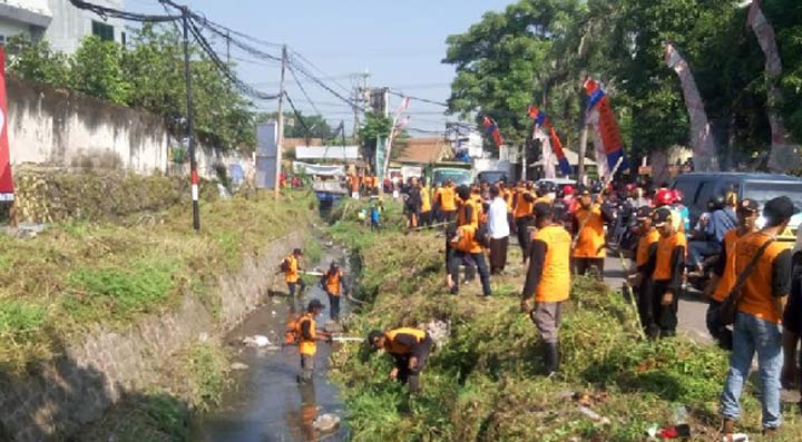 Gotong royong pembersihan saluran air di Pandaan, Pasuruan.
