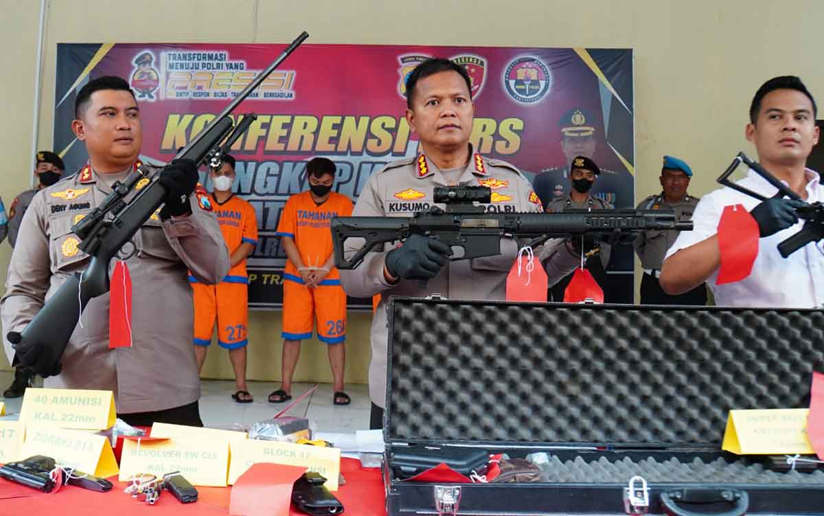 Kapolresta Sidoarjo, Kombes Pol Kusumo Wahyu Bintoro, saat mengekspose senpi ilegal yang diperjualbelikan.