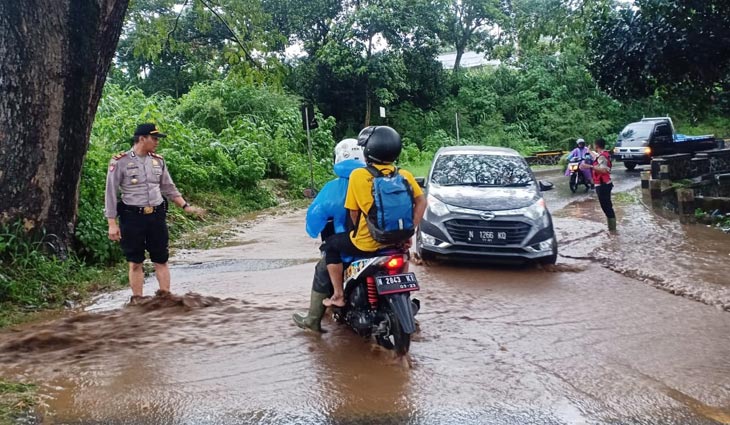 Hujan Deras, Jalan Raya Tlekung Junrejo Tergenang Air Bercampur Lumpur