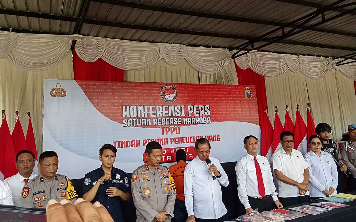 Konferensi pers yang berlangsung di Mapolres Mojokerto Kota.