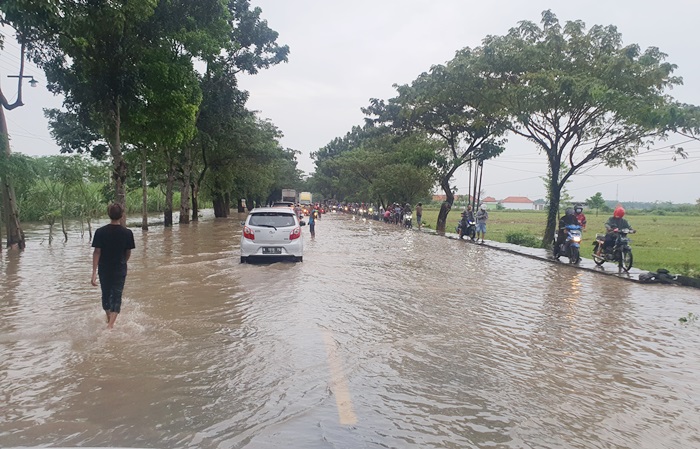 Luapan air menggenangi jalan pantura arah Probolinggo-Situbondo hingga membuat macet sepanjang 8 km.