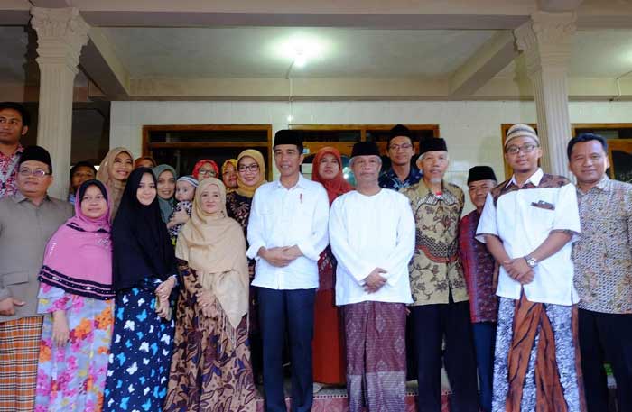 Presiden Joko Widodo foto bersama dengan keluarga pengasuh dan pengelola Pesantren Tremas Pacitan Jawa Timur. foto: istimewa